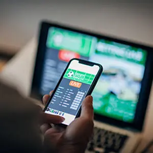Image of an online gambling site on a mobile phone