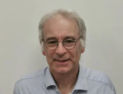 Head and shoulder pic of man wearing glasses.