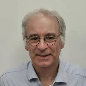 Head and shoulder pic of man wearing glasses.