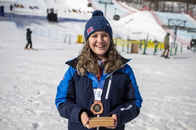 Thea Fenwick pictured on the ski slope with her medal (BUCS/ Jack Hodgetts)