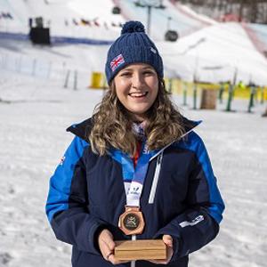 Thea Fenwick pictured on the ski slope with her medal (BUCS/ Jack Hodgetts)