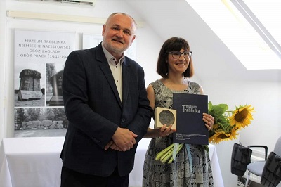 Professor Sturdy Colls being presented with her award by Dr Edward Kopówka