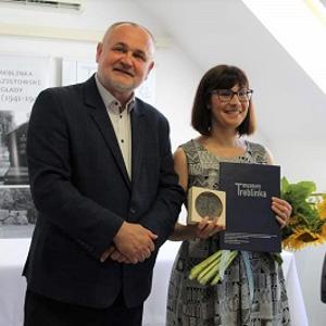 Professor Sturdy Colls being presented with her award by Dr Edward Kopówka