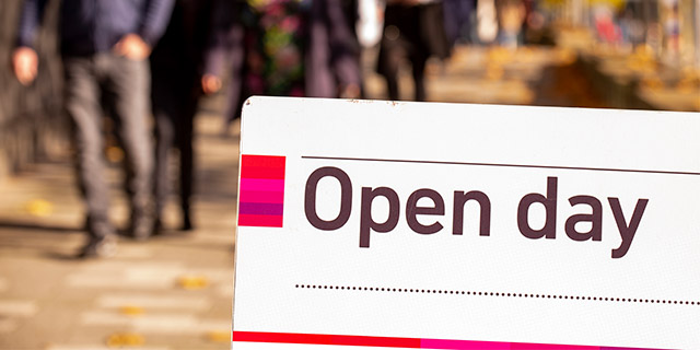 open day tour sign